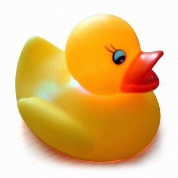 供应发光防水感应鸭子，玩具小鸭子